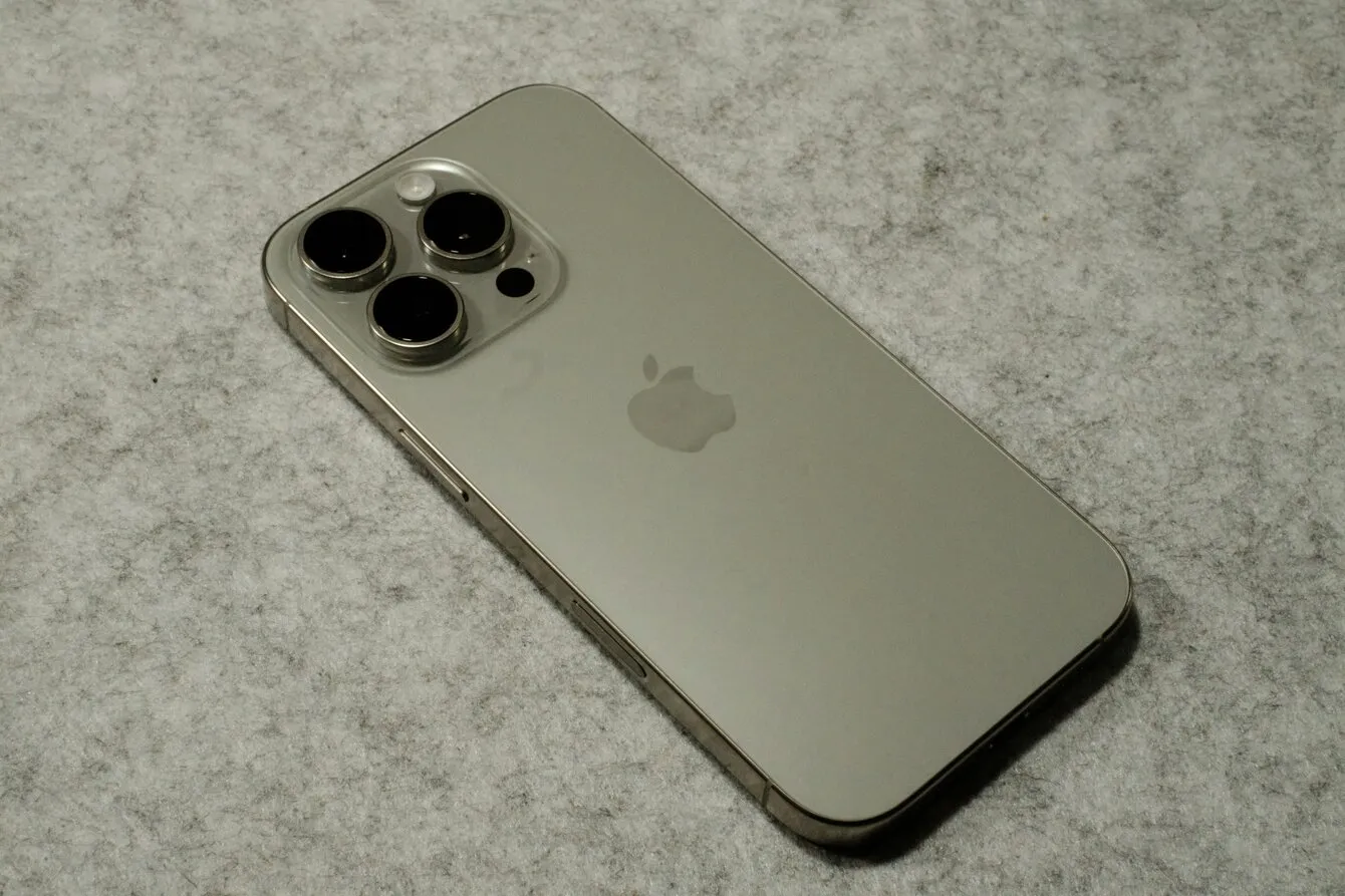б/у iPhone 16 Pro 128GB eSIM White Titanium (MYMA3) (Хороший стан) | Фото 2