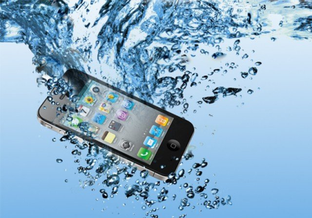Що робити, якщо Айфон впав у воду: рятуємо iPhone крок за кроком | Фото 2 Що робити, якщо Айфон впав у воду: рятуємо iPhone крок за кроком