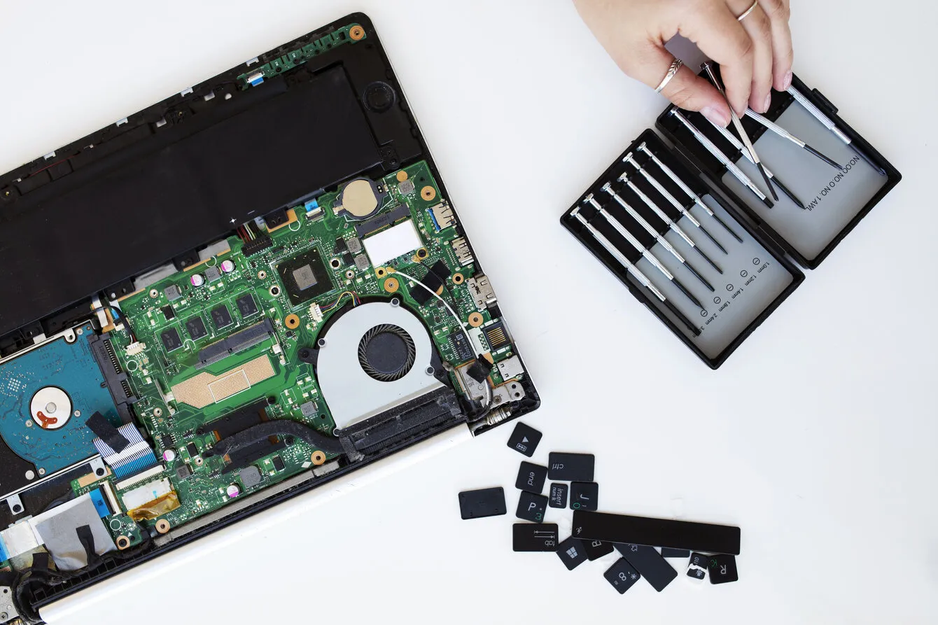 Как почистить клавиатуру MacBook и не сломать ее? | Фото 4 Как почистить клавиатуру MacBook и не сломать ее? | Изображение 3
