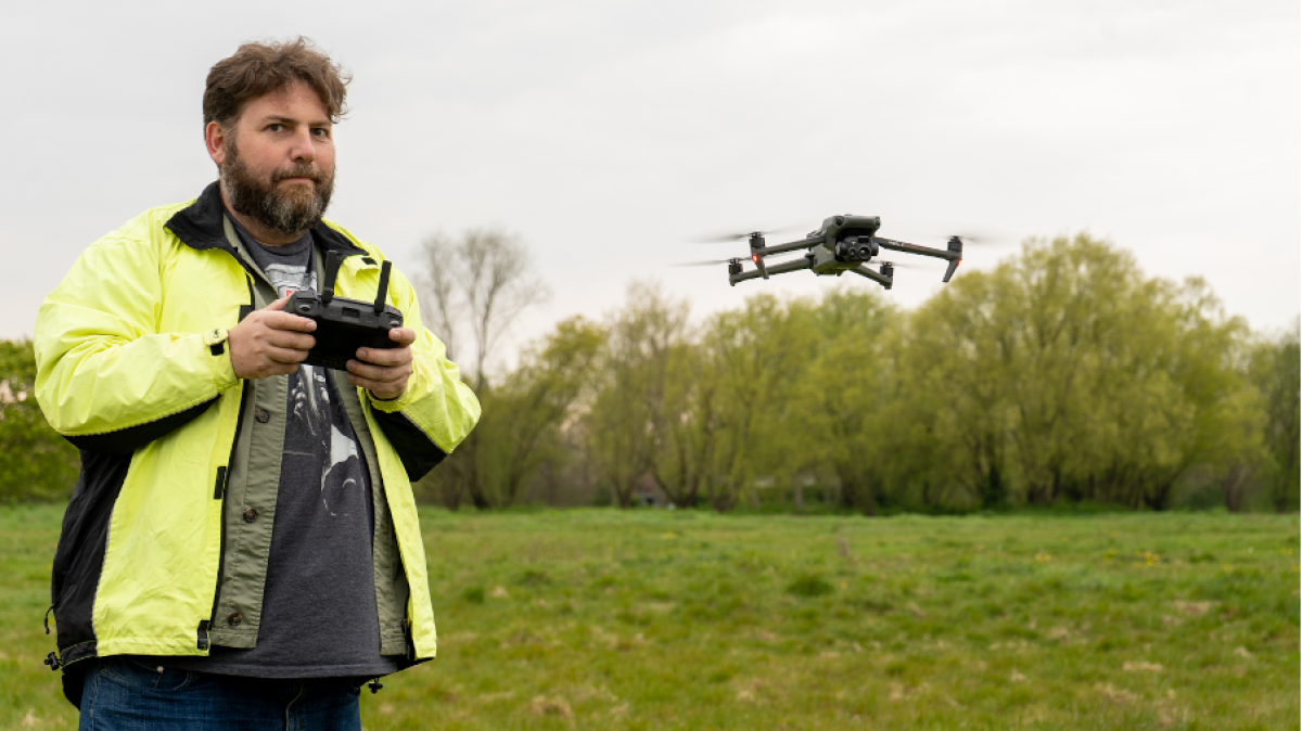 Як керувати дроном DJI Mavic 3?